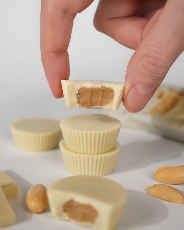 Vilgain Nut Butter Cups BIO Biela čokoláda s arašidovým maslom 39 g (3 x 13 g) Obrázek