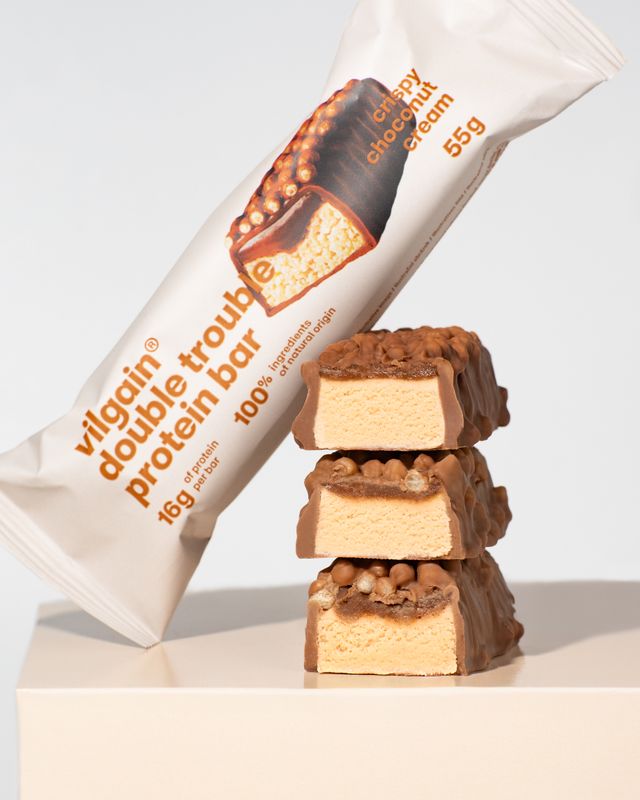 Vilgain Double Trouble Protein Bar – Lískooříškový krém s čokoládou a křupinkami 55 g Obrázek