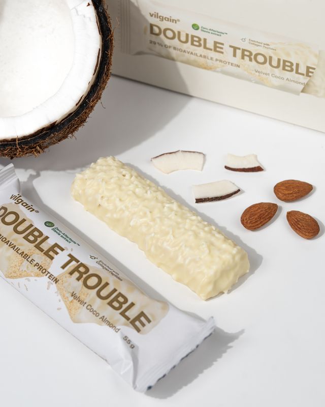 Vilgain Double Trouble Protein Bar – Kokosovo-mandlový dezert 55 g Obrázek