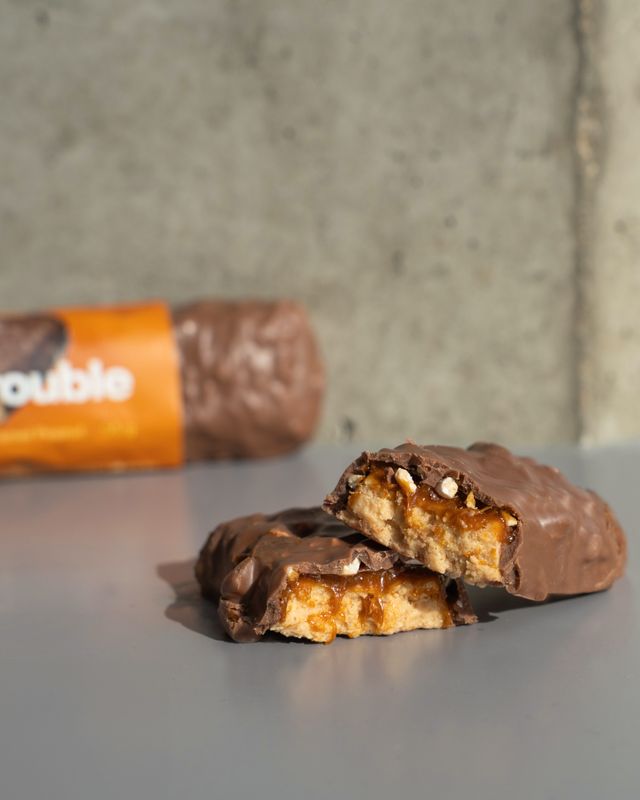 Vilgain Double Trouble Protein Bar Arašídy se slaným karamelem 55 g Obrázek