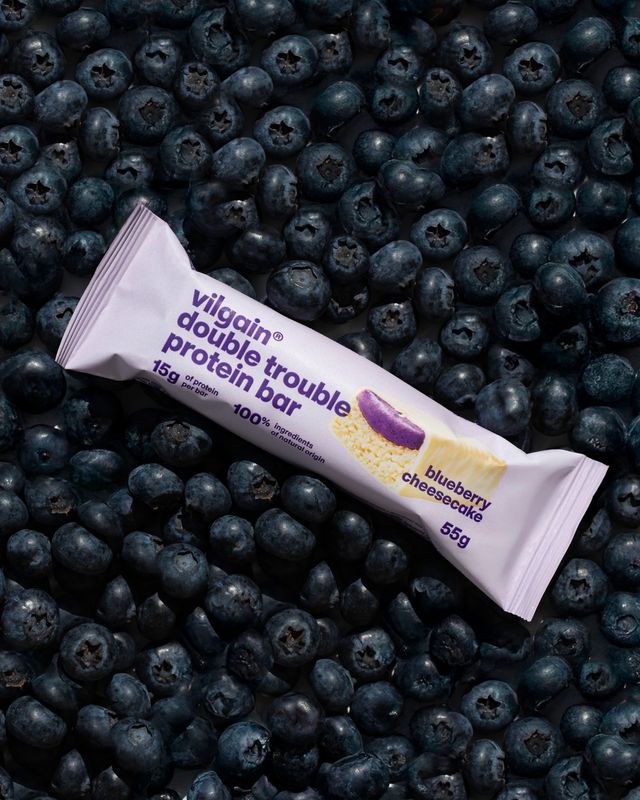 Vilgain Double Trouble Protein Bar – borůvkový cheesecake 55 g Obrázek