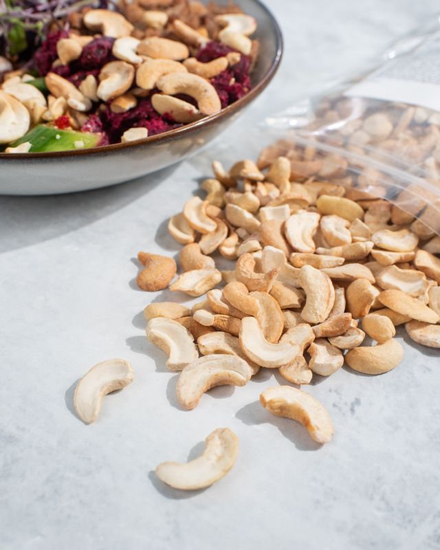 Vilgain Kešu nasucho pražené – natural Půlené 1000 g Obrázek