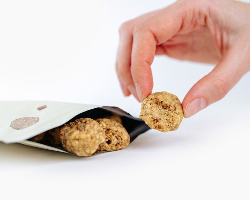 Vilgain Mini Cookies BIO slaný karamel s mandlemi 100 g Obrázek