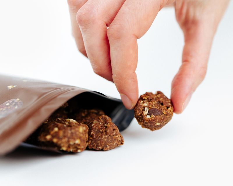 Vilgain Mini Cookies BIO kešu, čokoláda a vlašské ořechy 100 g Obrázek