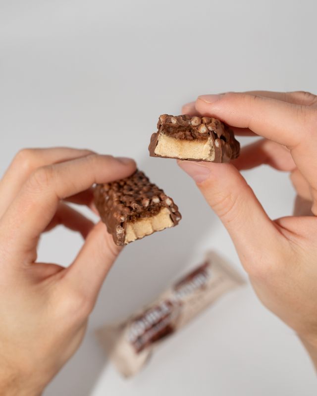 Vilgain Double Trouble Protein Bar – Lískooříškový krém s čokoládou a křupinkami 55 g Obrázek