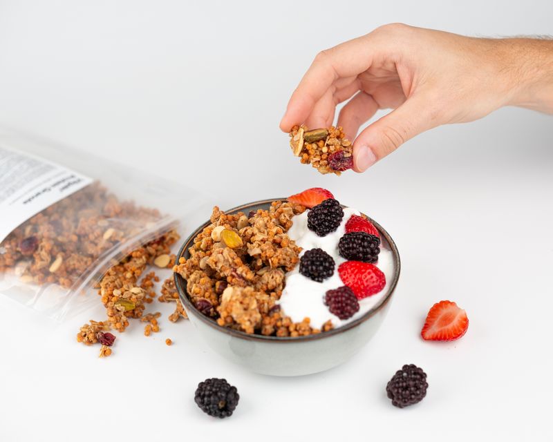 Vilgain Protein Granola Pistácie, bílá čokoláda a brusinky 350 g Obrázek