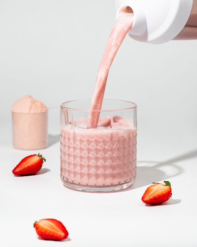 Vilgain Grass-Fed Whey Protein jahodový milkshake 2000 g Obrázek