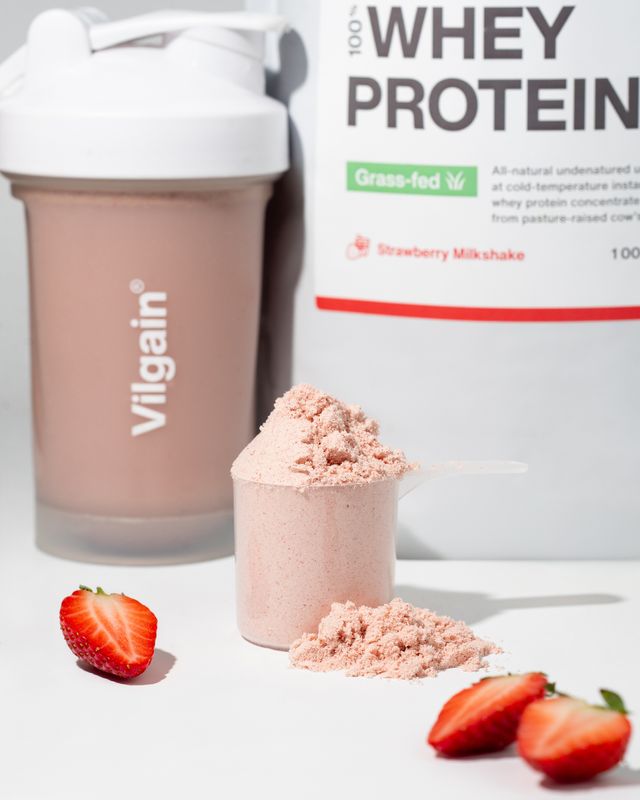 Vilgain Grass-Fed Whey Protein jahodový milkshake 2000 g Obrázek