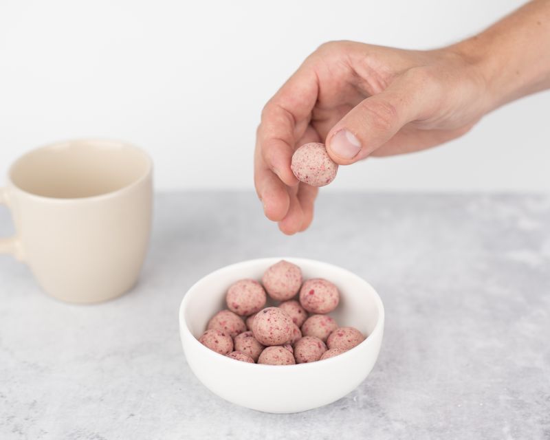 Vilgain Rice Chocoballs BIO Bílá čokoláda s malinou 50 g Obrázek