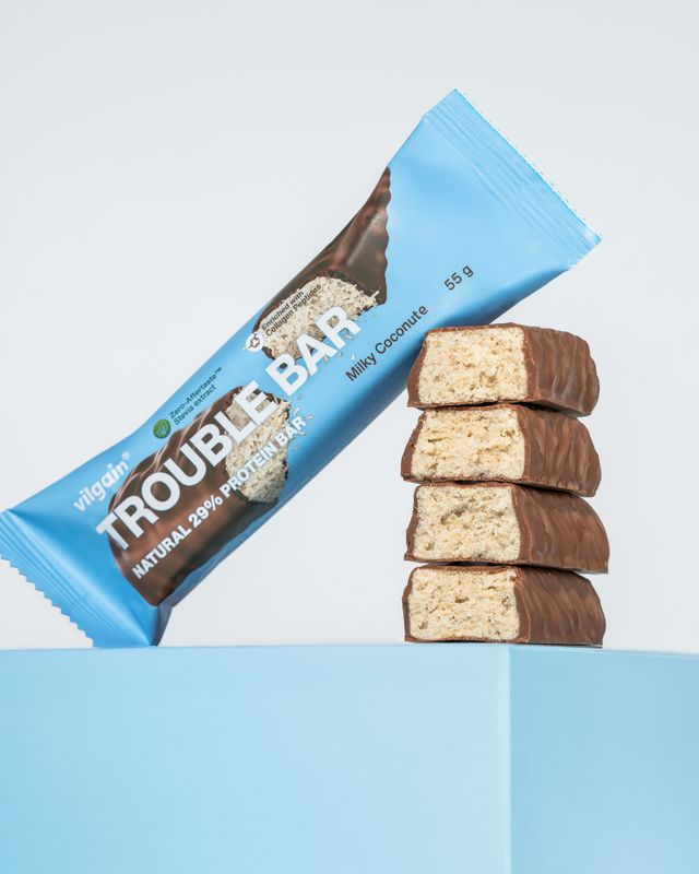 Vilgain Trouble Protein Bar Kokos s mléčnou čokoládou 55 g Obrázek