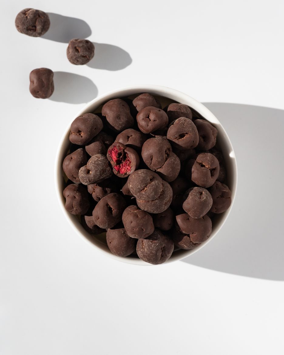 Sauerkirschen in dunkler Schokolade