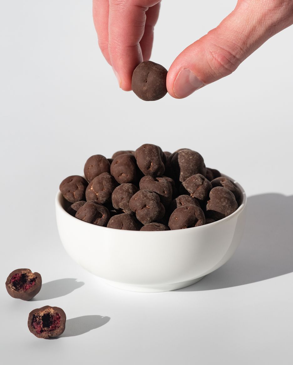 Sauerkirschen in dunkler Schokolade