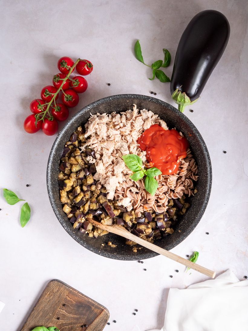 Letní těstoviny s lilkem a krůtím masem