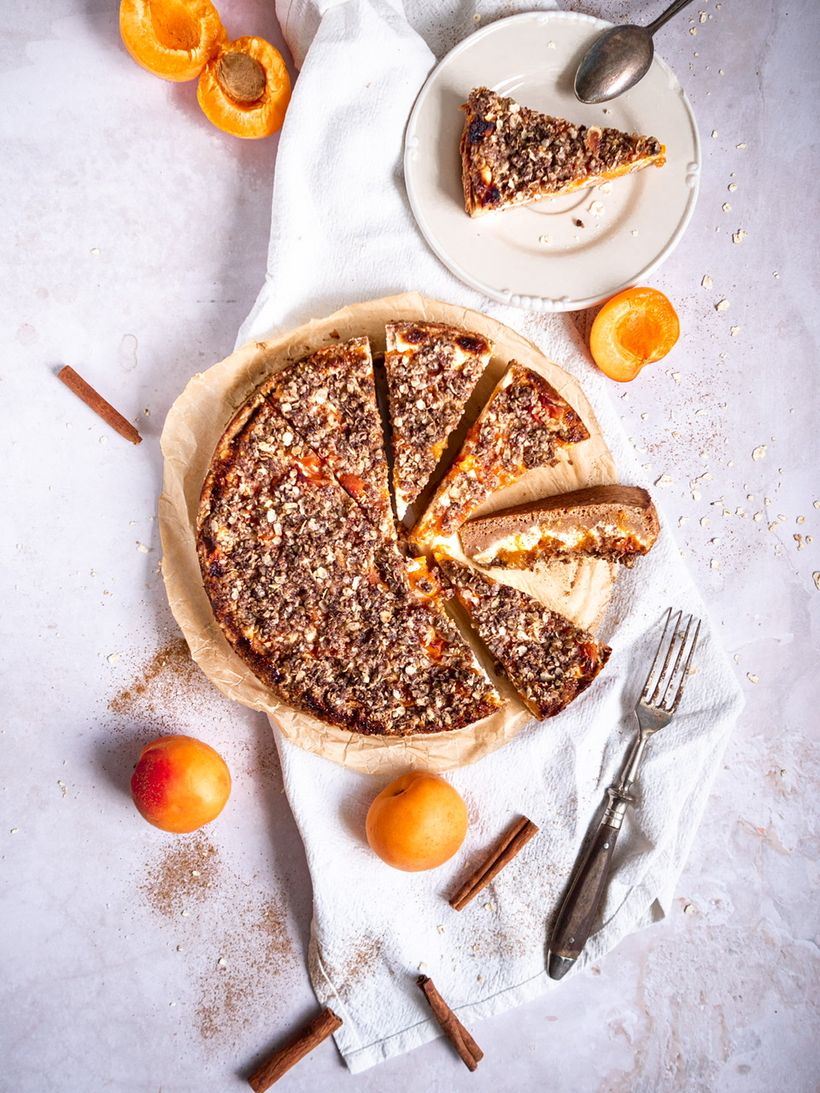 Tvarohový koláč s meruňkami a skořicovou drobenkou