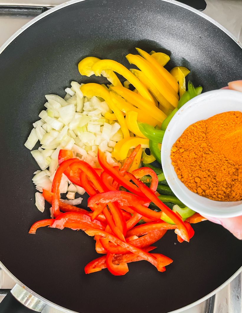 Hähnchen-Quesadilla mit Käse im Fajitas-Stil