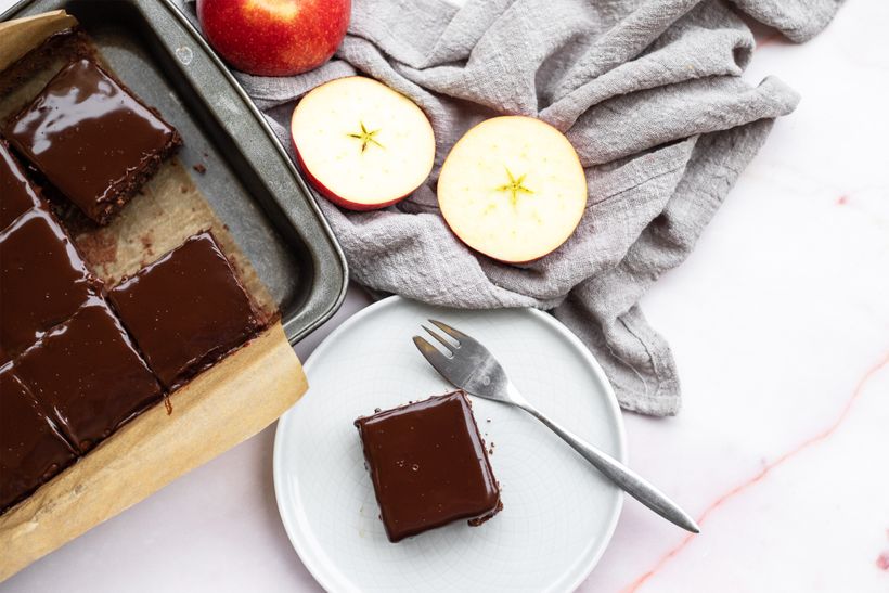 Šťavnatý jablkový koláč s čokoládovou polevou ganache