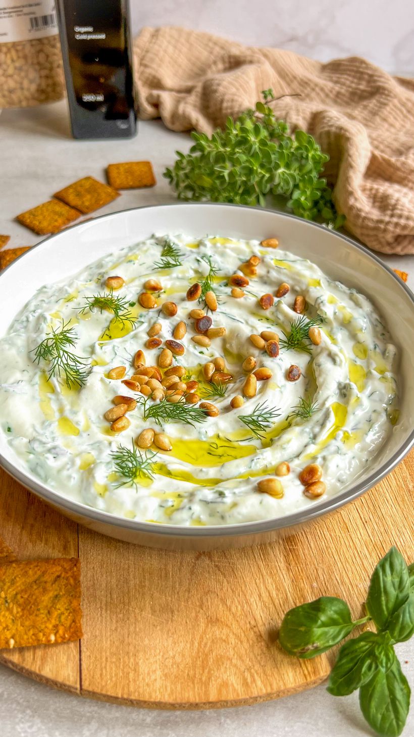 Ricottový "hummus" s bylinkami a quinoovými krekry