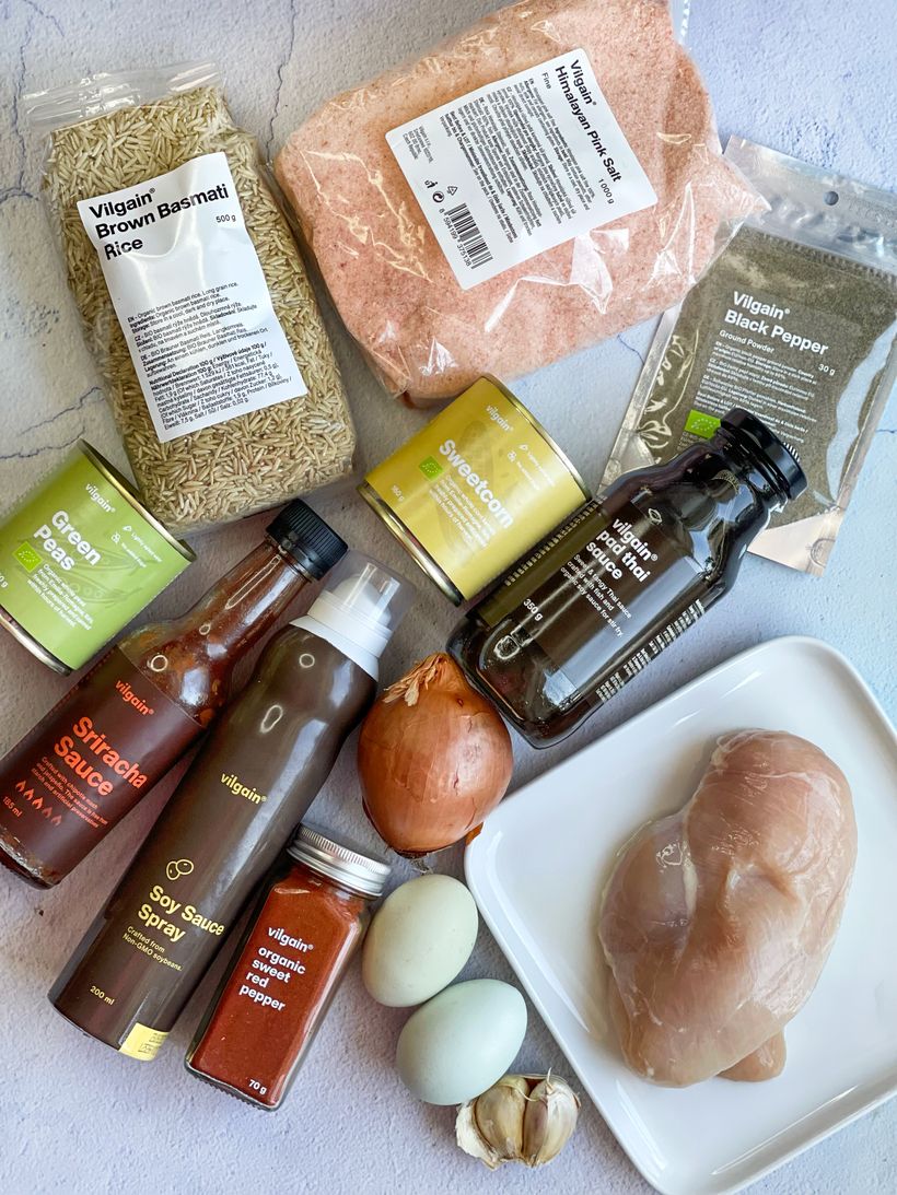 Trhané kuracie mäso s ryžou a pad thai omáčkou