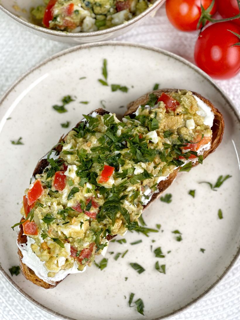 Raňajkový guacamole toast