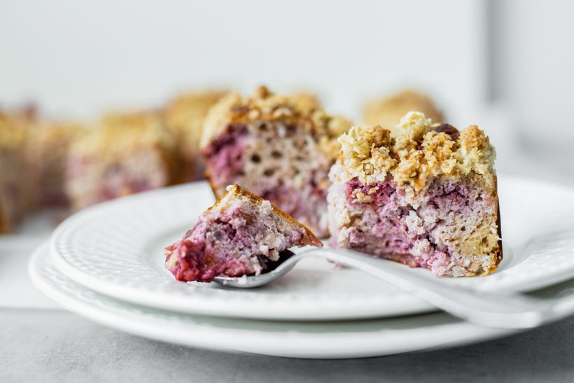 Nadýchaný jogurtový koláč s lesním ovocem a ovesnou drobenkou