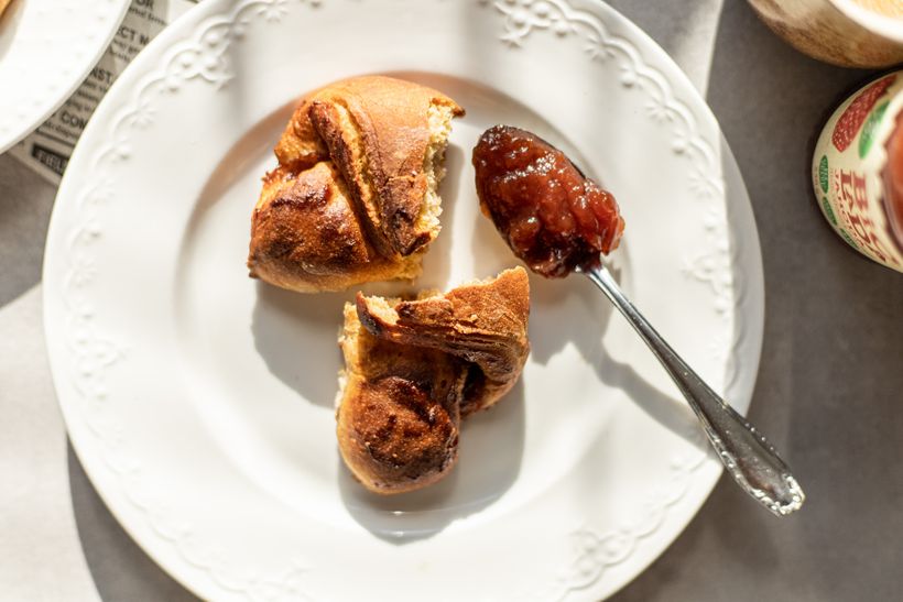 Zdravé croissanty s jahodovou marmeládou