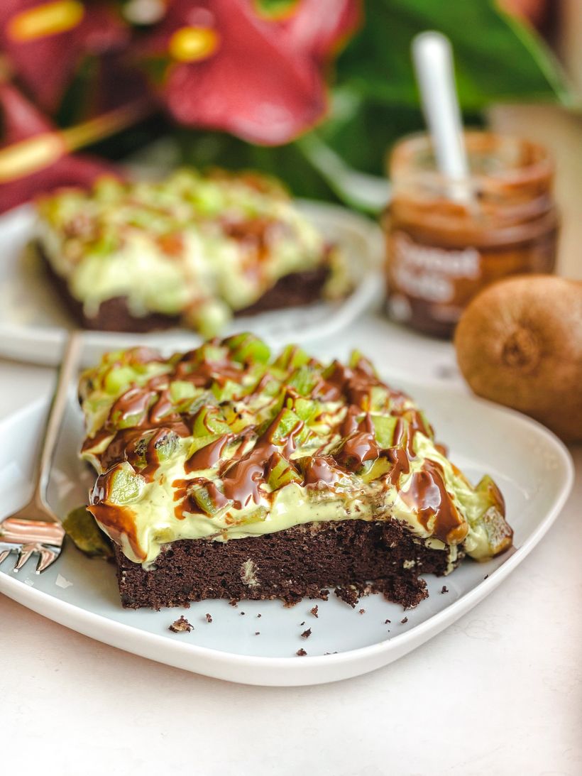 Fazuľový koláč s matcha tvarohom a kiwi