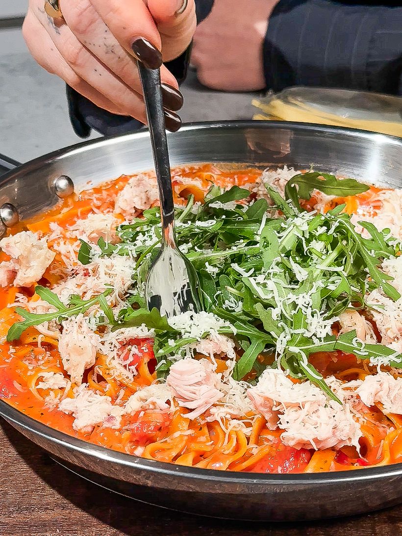 Tagliatelle mit Tomatensauce und Hähnchenfleisch