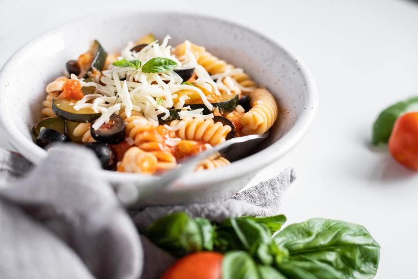 Pasta mit Zucchini, Tomaten und Hähnchenfleisch