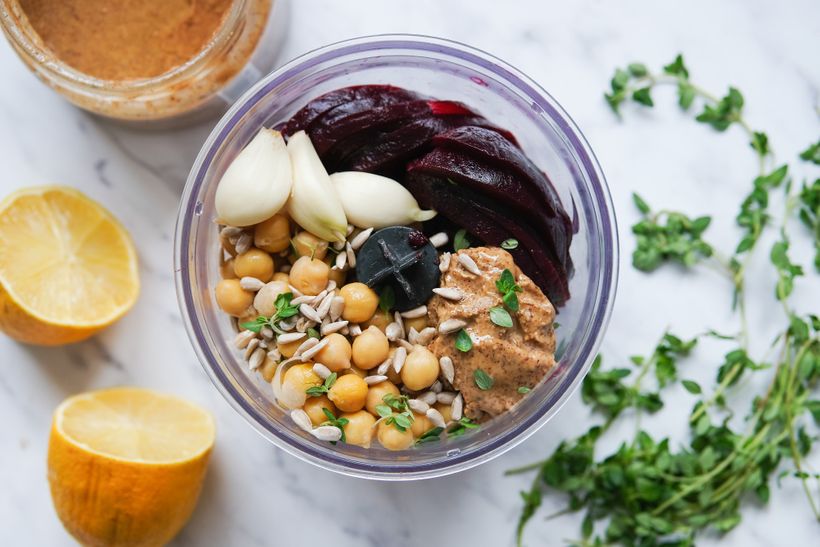 Jednoduchá silvestrovská mňamka: Řepový hummus s česnekem