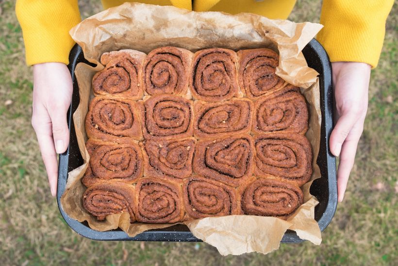 Zdraví skořicoví šneci z kynutého těsta s polevou