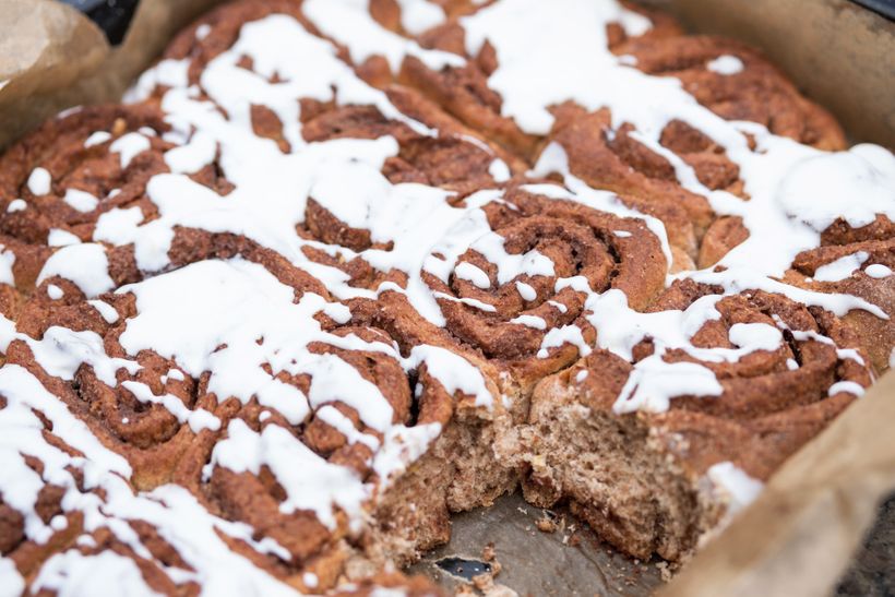 Zdraví skořicoví šneci z kynutého těsta s polevou