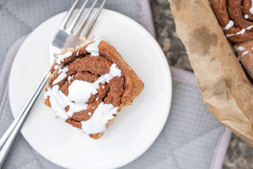 Zdraví skořicoví šneci z kynutého těsta s polevou