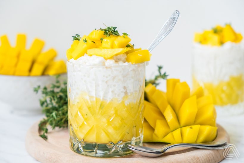 Tapioka-Pudding mit Kokosmilch und Mango