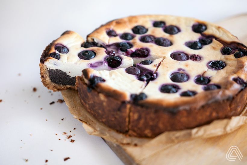 Tvarohový koláč s borůvkami a mákem