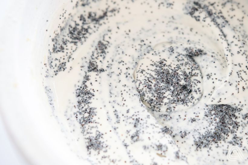 Zdrowy sernik makowy z polewą owocową