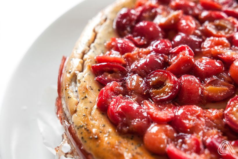 Zdrowy sernik makowy z polewą owocową