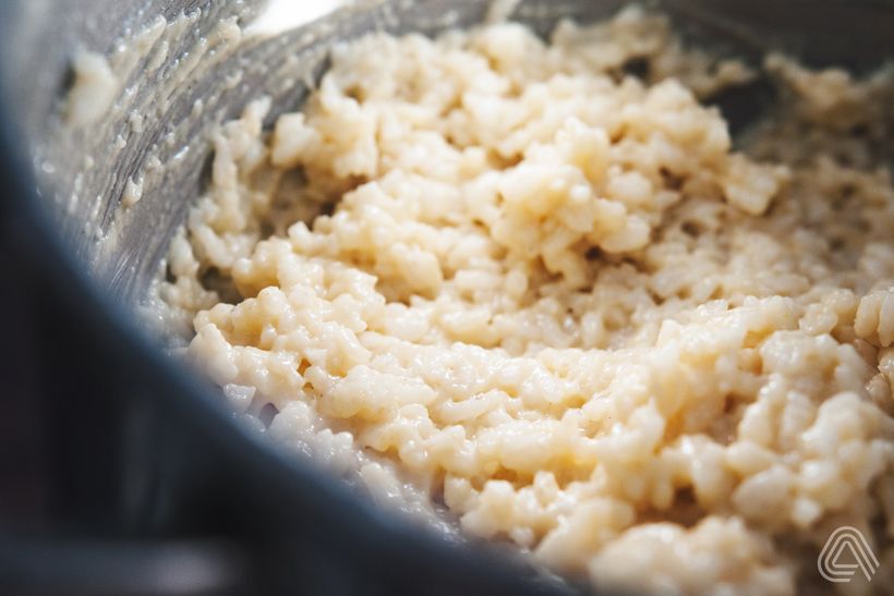 Zdravý nadýchaný rýžový nákyp s ovocem a sněhem
