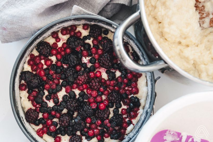 Zdravý nadýchaný rýžový nákyp s ovocem a sněhem