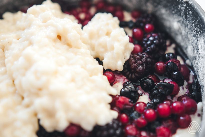 Zdravý nadýchaný rýžový nákyp s ovocem a sněhem