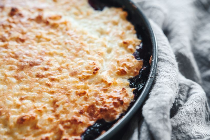 Zdravý nadýchaný rýžový nákyp s ovocem a sněhem