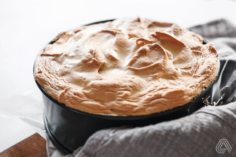 Zdravý nadýchaný rýžový nákyp s ovocem a sněhem