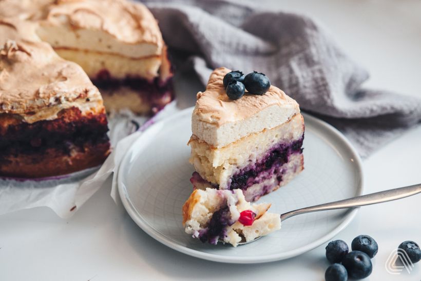 Zdravý nadýchaný rýžový nákyp s ovocem a sněhem