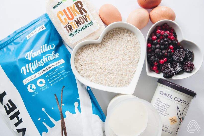 Zdravý nadýchaný rýžový nákyp s ovocem a sněhem