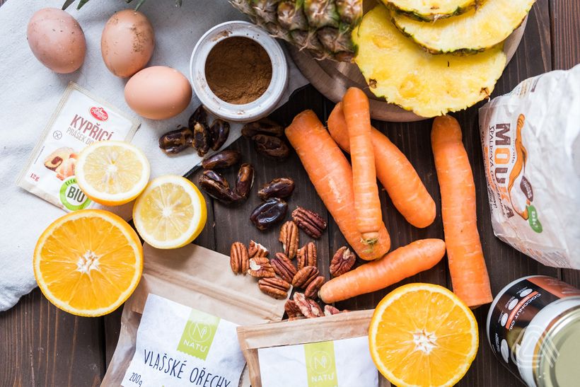 Zdravá mrkvová torta s tvarohom a orechmi