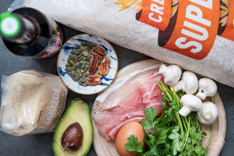 Słona owsianka z jajkiem, szynką i awokado