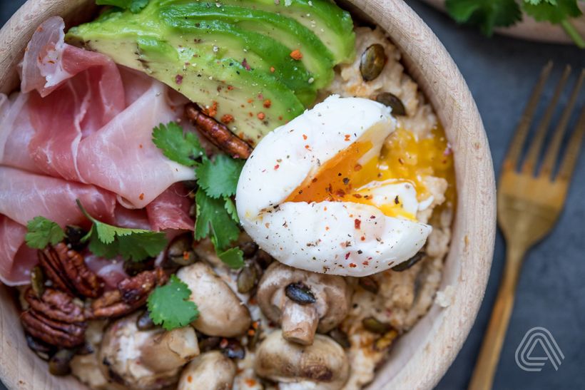 Herzhaftes Porridge mit Ei, Schinken und Avocado