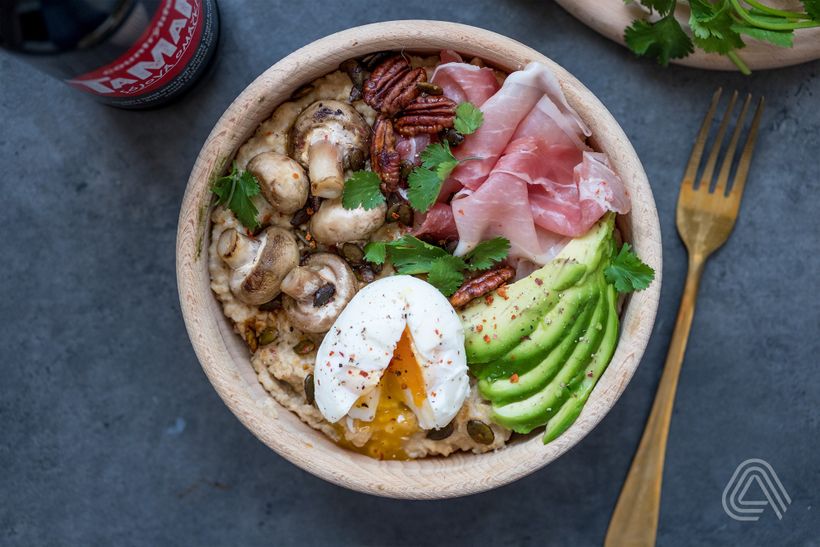 Słona owsianka z jajkiem, szynką i awokado
