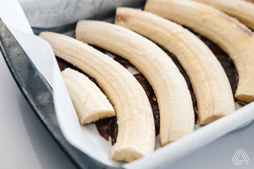 Obrácený banánový koláč s karamelem na plech