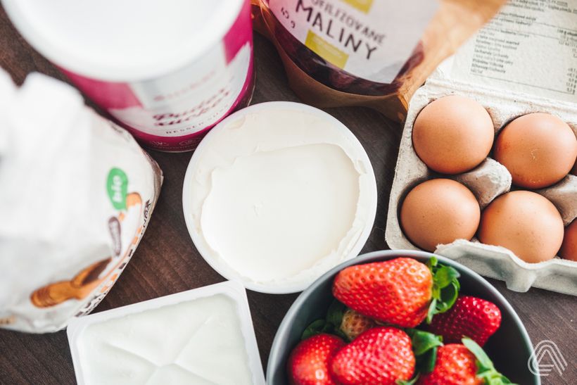 Low carb roláda s mascarpone, tvarohem a malinami