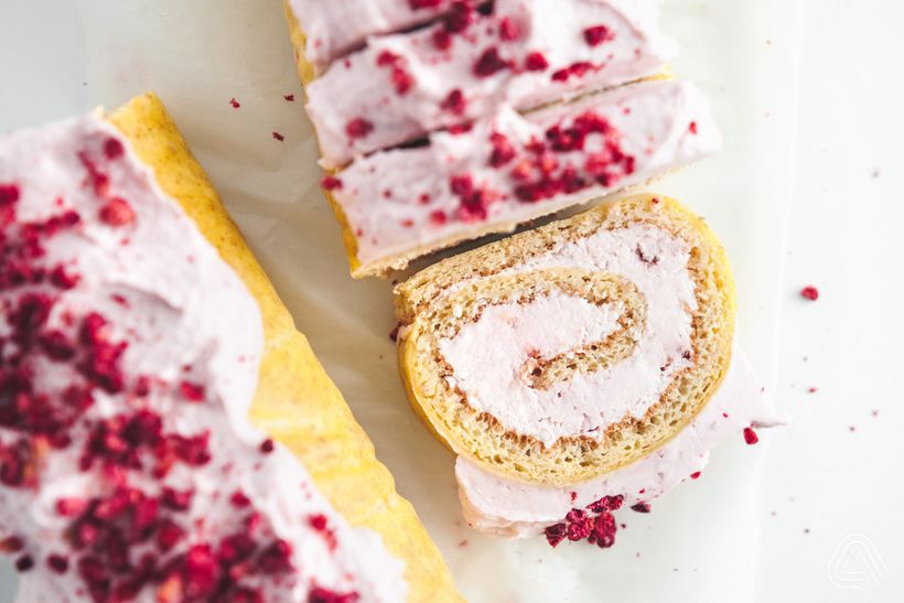 Low carb roláda s mascarpone, tvarohem a malinami